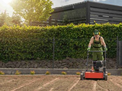 Aeracja trawnika: kiedy i po co ją wykonać?